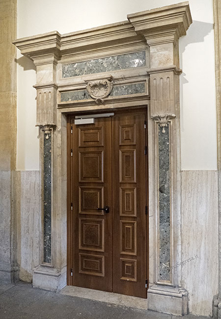 porta nel palazzo del monte di pietà