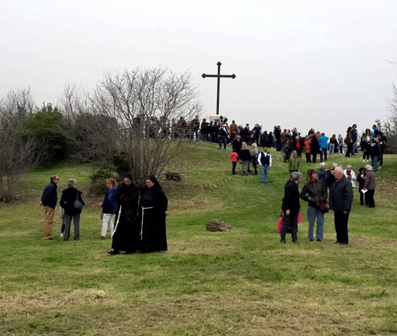 fedeli in occasione della via crucis