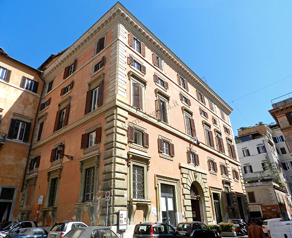 Vedi su Google Maps largo del teatro valle