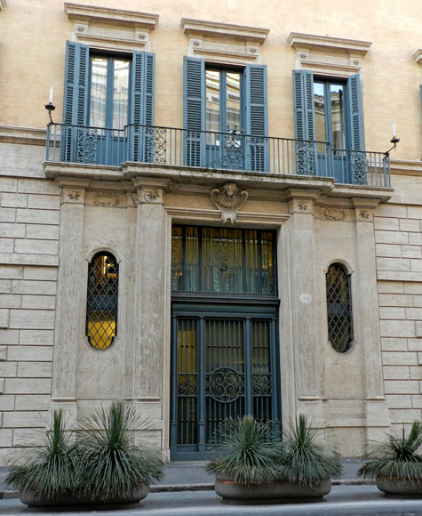 portone di palazzo carpegna