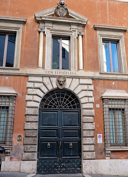 portale al civico 3 di palazzo del bufalo