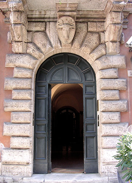 portale al civico 8 di palazzo del bufalo