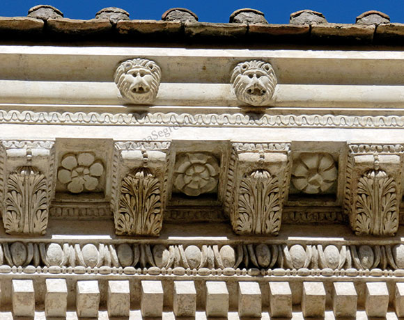 cornicione di palazzo delfini