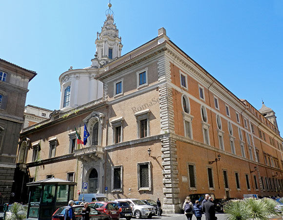 facciata di s.ivo alla sapienza su piazza di s.eustachio