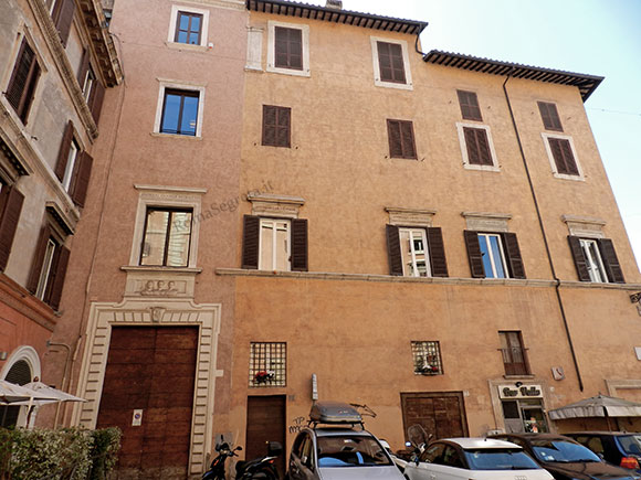 palazzo della valle su largo del teatro valle