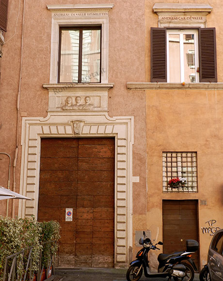 portale di palazzo della valle su largo del teatro valle