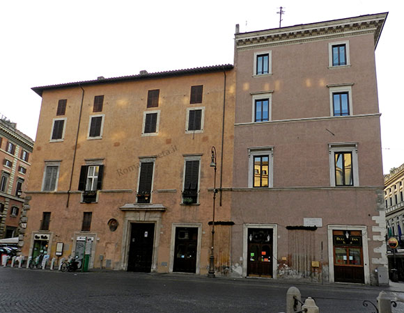 palazzo della valle su piazza di s.andrea della valle