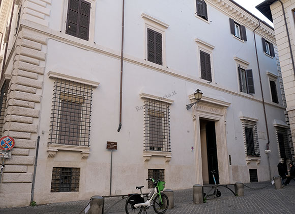facciata di palazzo lovatelli su piazza lovatelli