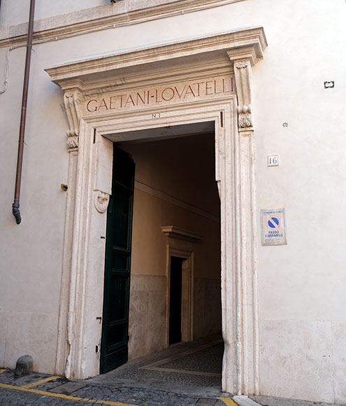 portale di palazzo lovatelli su piazza campitelli