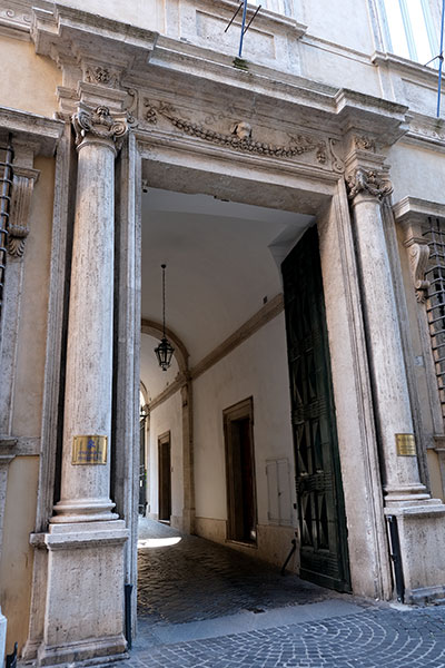 portale di palazzo maffei marescotti a via della pigna