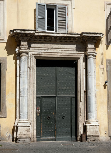 portale di palazzo mastrozzi graziosi a piazza di santa caterina della rota
