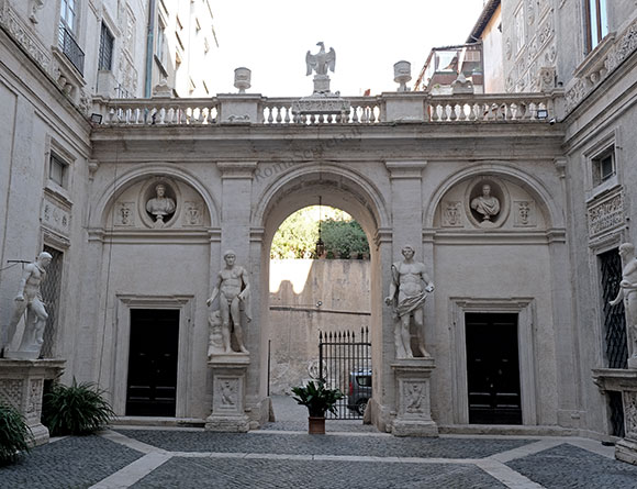 primo cortile di palazzo mattei di giove