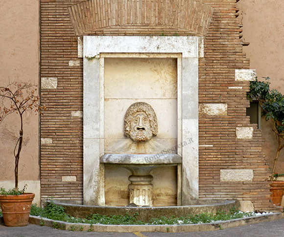 fontana nel cortile di palazzo mattei di paganica