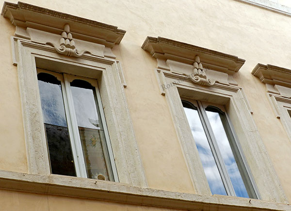 finestre al primo piano di palazzo montoro