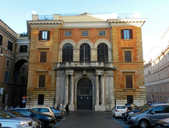 palazzo muti papazzurri a piazza della pilotta