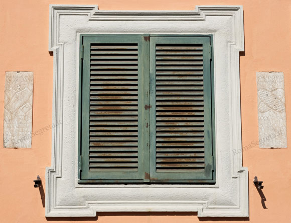 lastre ai lati della finestra su piazza castellani