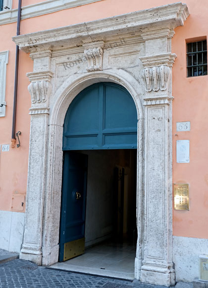 portale di palazzo nuñez su via della lungarina