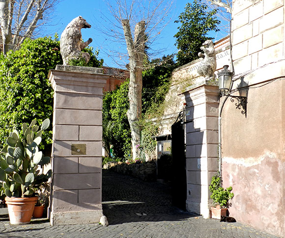 ingresso di palazzo orsini a piazza di monte savello