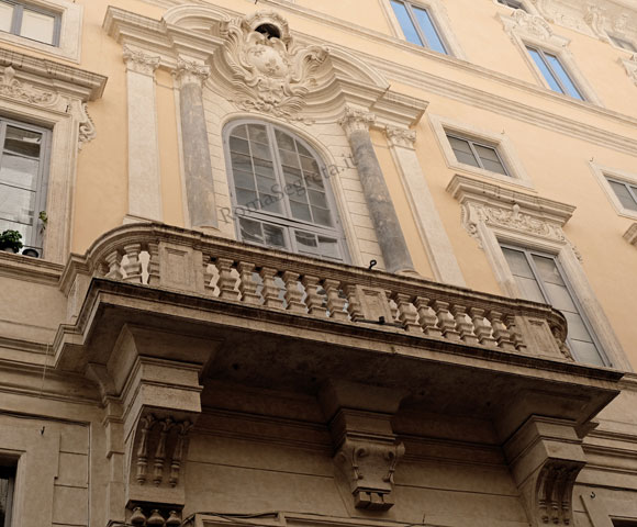 balcone con finestra su palazzo di s.luigi de' francesi