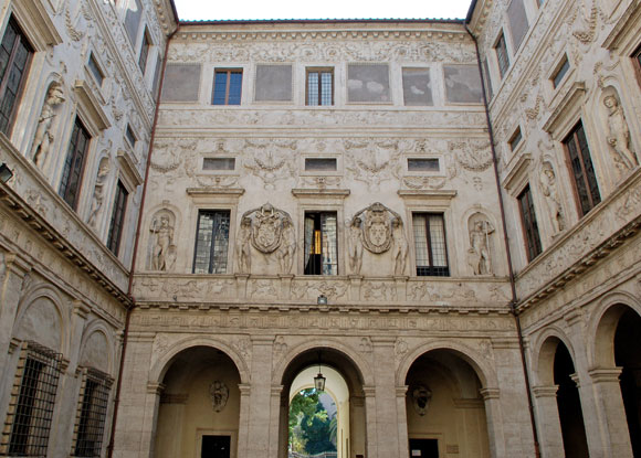 cortile di palazzo spada a piazza capodiferro