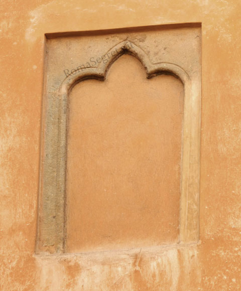 monofora gotica a via di s.paolo alla regola