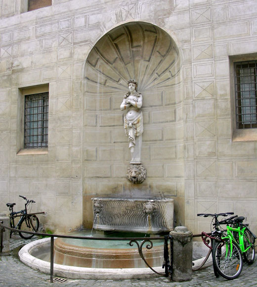fontana a piazza capodiferro