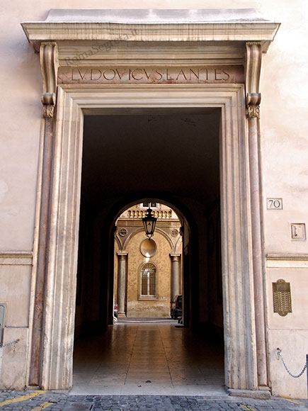 portale di palazzo lante a piazza dei caprettari