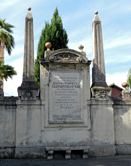 iscrizione su piazza dei cavalieri di malta