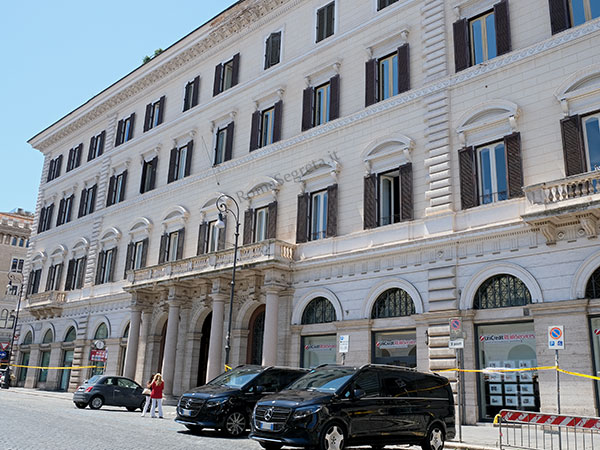 palazzo guglielmi a piazza dei ss.apostoli