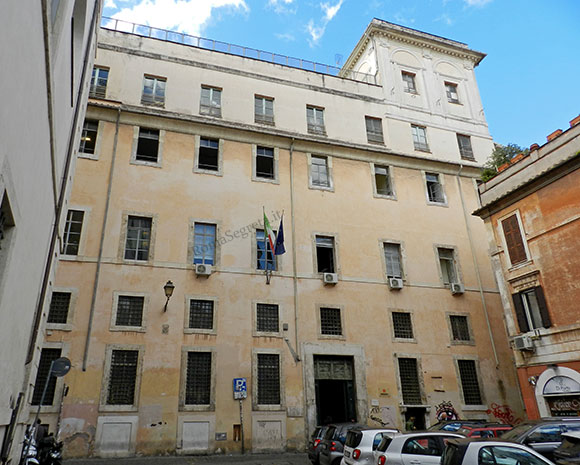 casa grande dei barberini su piazza del mo0nte di pietà