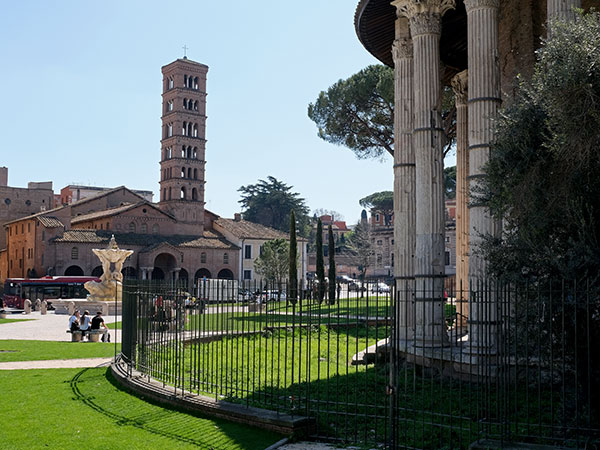 Vedi su Google Maps piazza della bocca della verità