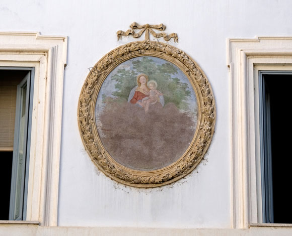 medaglione con madonna della quercia