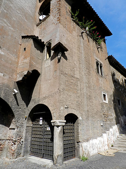 portico di casa mattei a piazza in piscinula