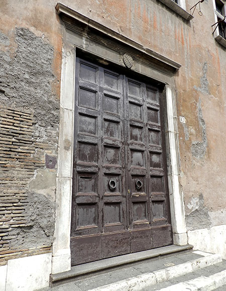 portale di casa mattei a piazza in piscinula