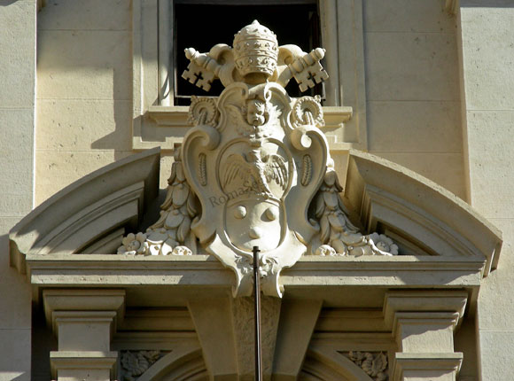 stemma di pio XI sul palazzo della pontificia università gregoriana