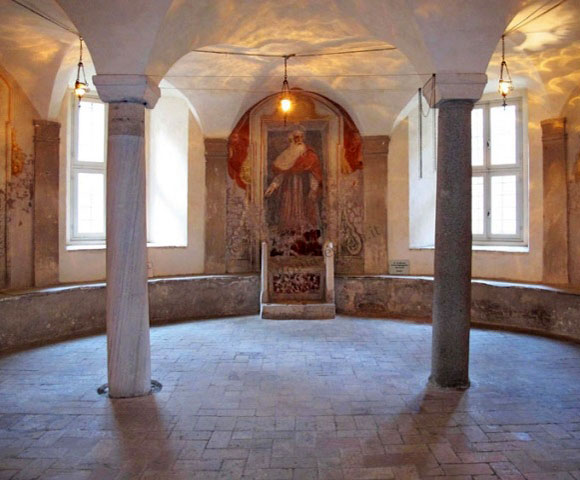 cattedra nella cripta di s.alessio