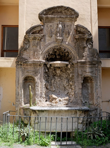 fontana nel cortile di s.ambrogio de maxima