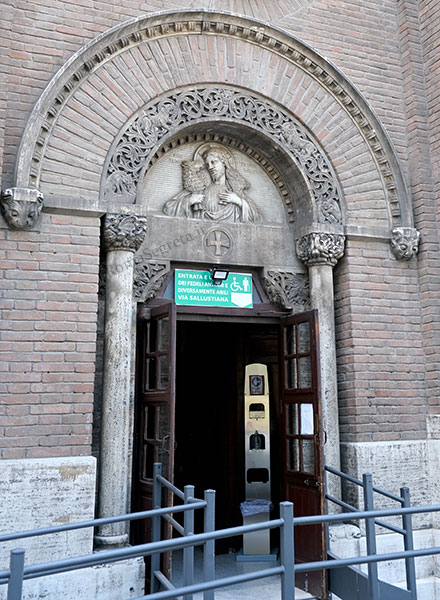 portale di s.camillo de lellis su via sallustiana