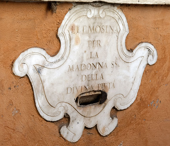 buca per elemosine su san gregorio della divina pietà