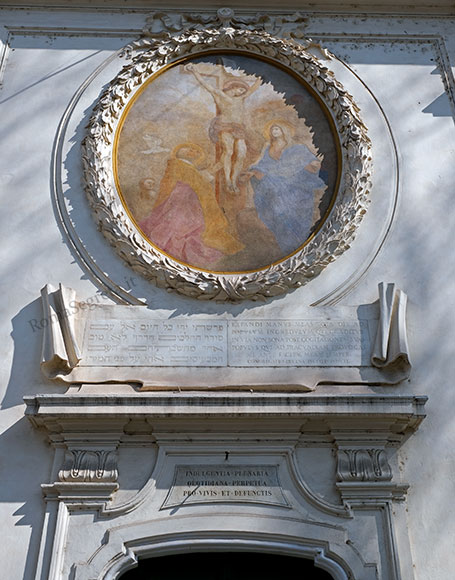 crocifissione e cartiglio a san gregorio della divina pietà