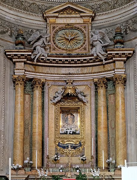 altare maggiore con la madonna del pianto