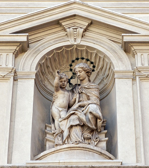 madonna con bambino sul portale di s.maria della scala