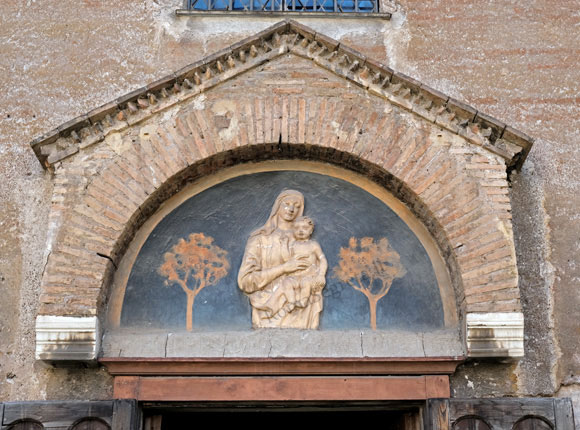 bassorilievo su portale di santa maria in cappella