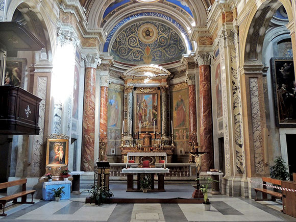 interno di s.maria in monticelli