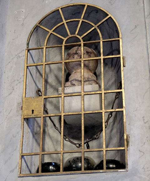 nicchia con strumenti di tortura a santa maria in trastevere