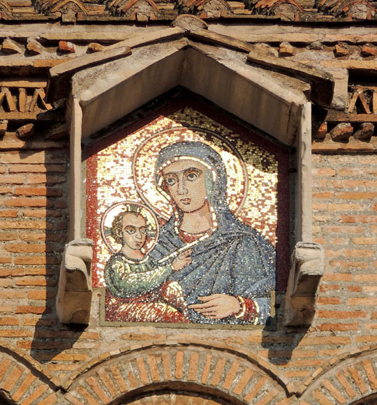 mosaico sulla facciata di santa maria in trastevere