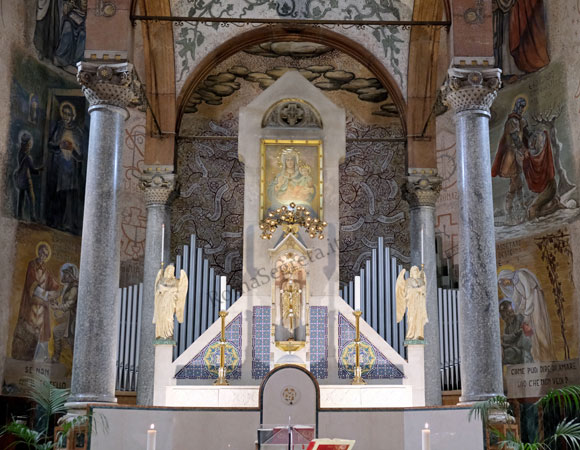 madonna con bambino nella chiesa di s.maria liberatrice