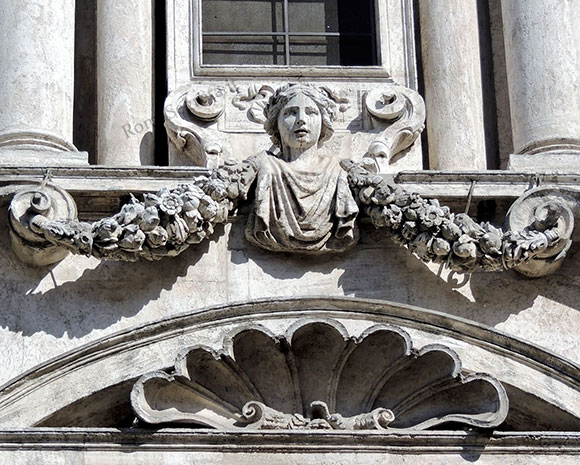 busto femminile sulla facciata dei santi vincenzo e anastasio