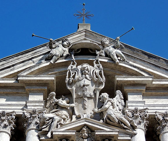 stemma cardinalizio sulla facciata dei santi vincenzo e anastasio