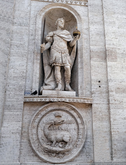 statua di carlo magno sulla facciata di s.luigi de' francesi